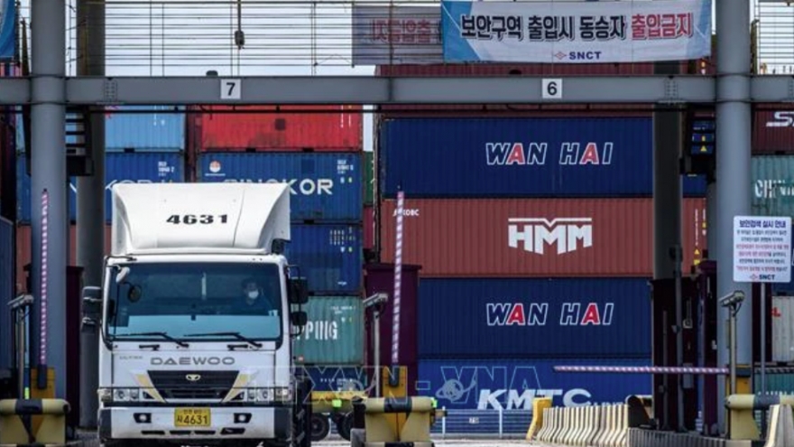 Incheon int'l port creates export channel for Korean office furniture to Vietnam